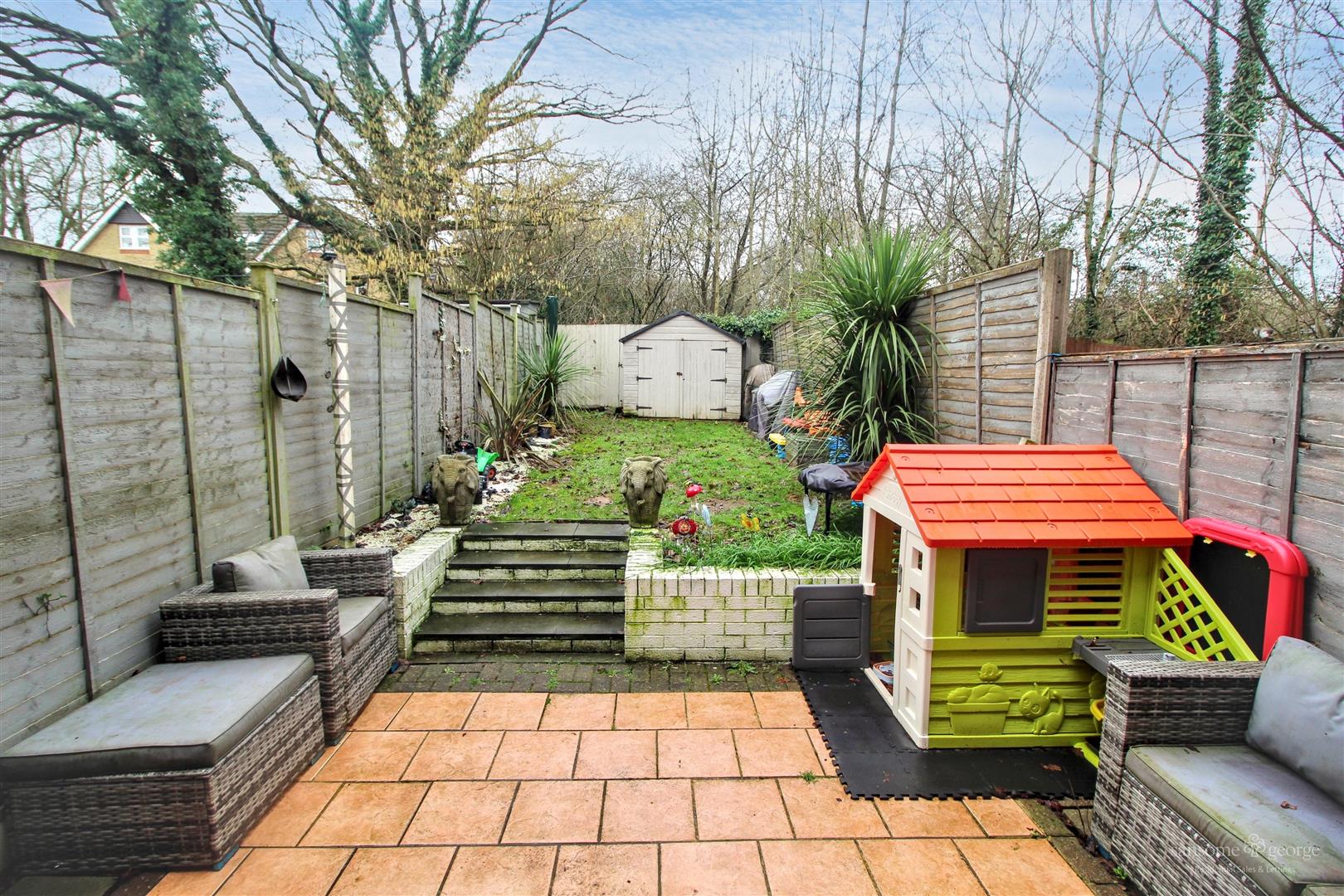 3 bed property in Pryor Close, Reading